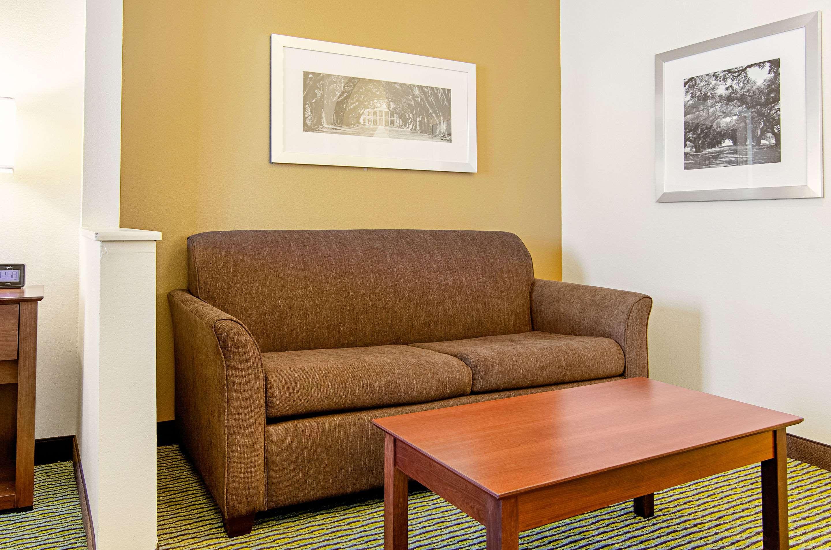 Quality Inn & Suites Near Tanger Outlet Mall Gonzales Eksteriør bilde