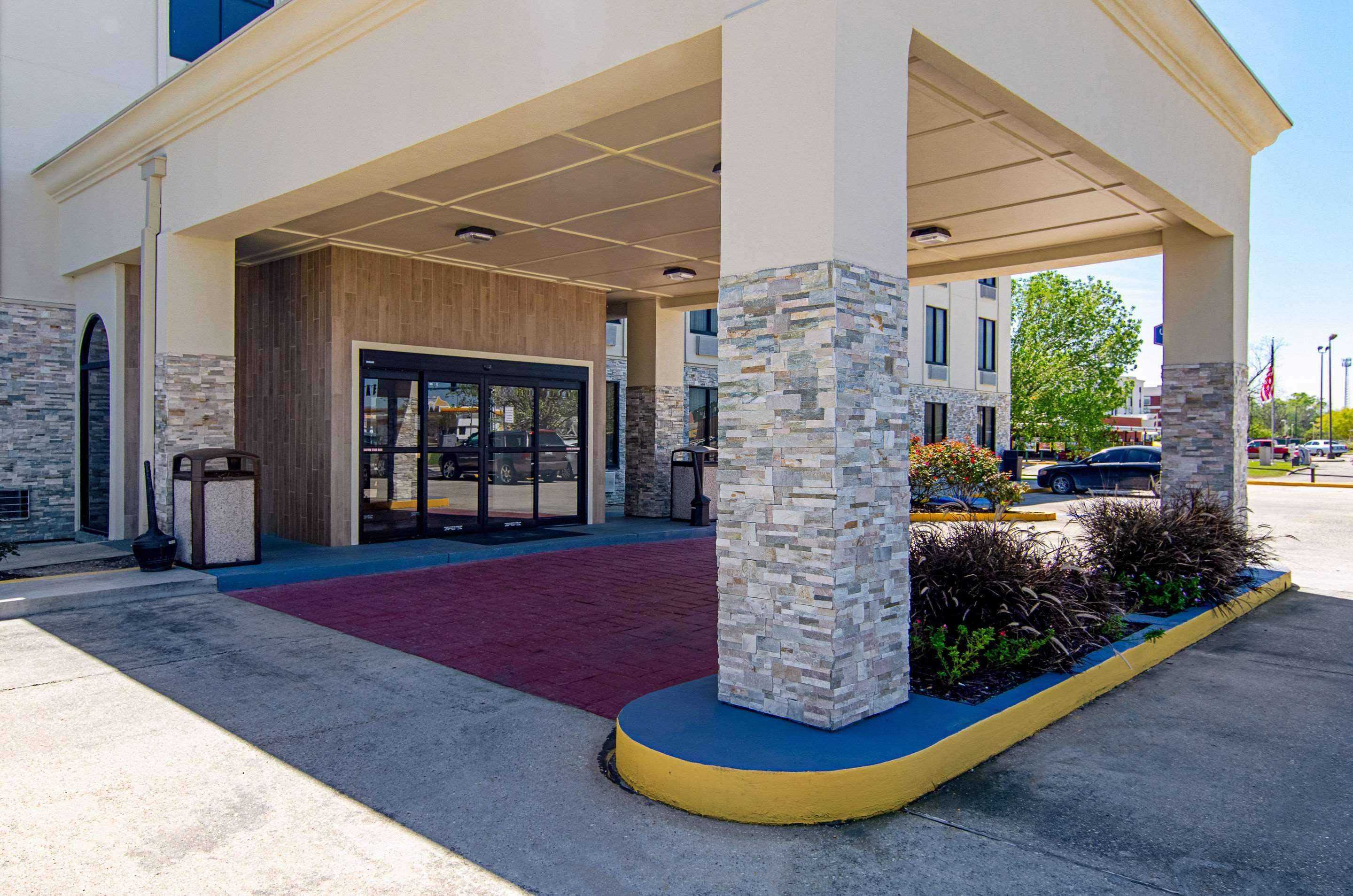 Quality Inn & Suites Near Tanger Outlet Mall Gonzales Eksteriør bilde