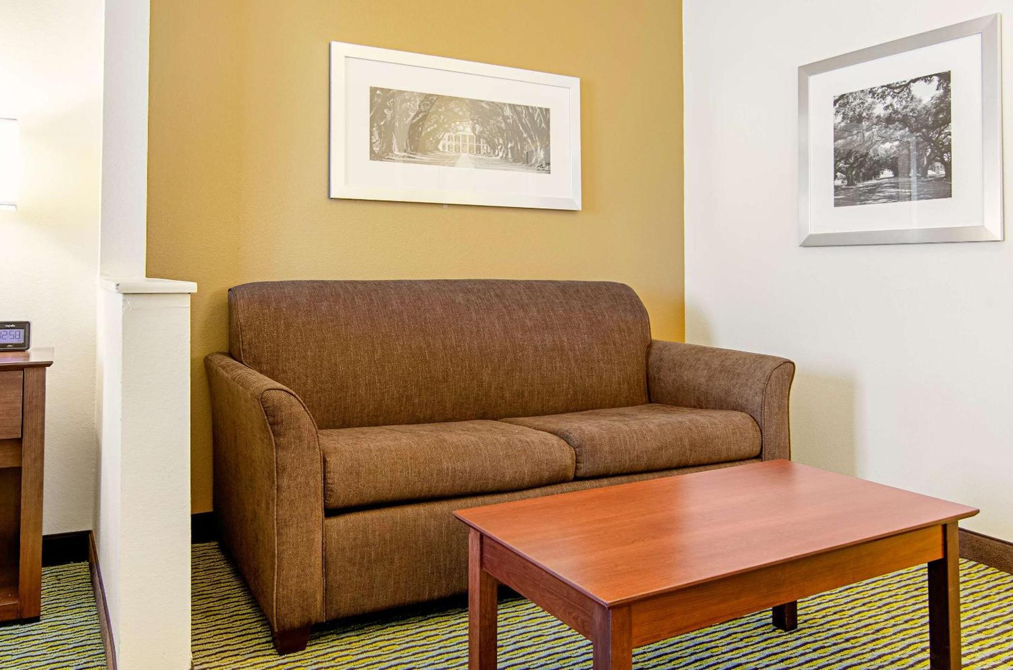 Quality Inn & Suites Near Tanger Outlet Mall Gonzales Eksteriør bilde