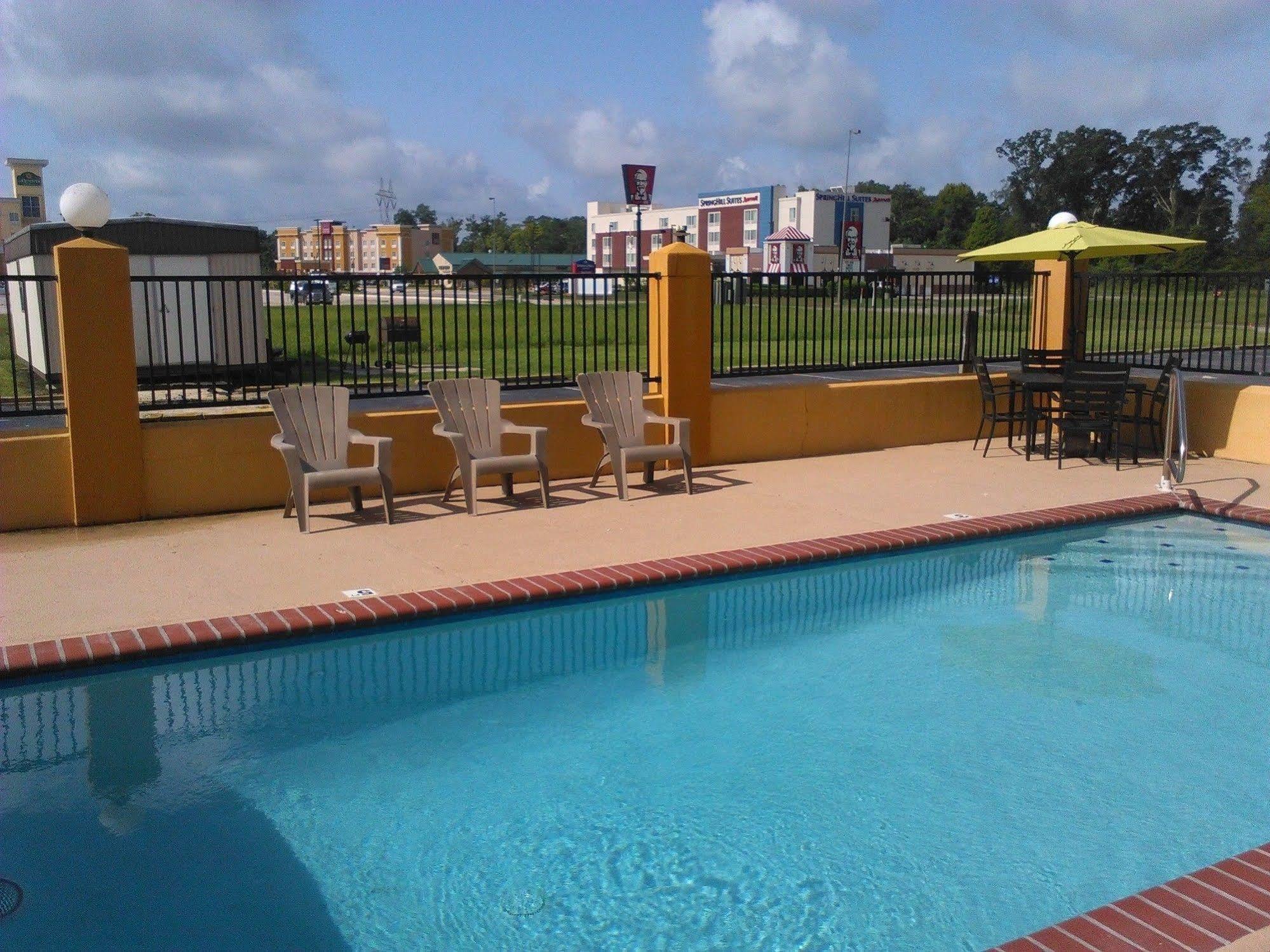Quality Inn & Suites Near Tanger Outlet Mall Gonzales Eksteriør bilde